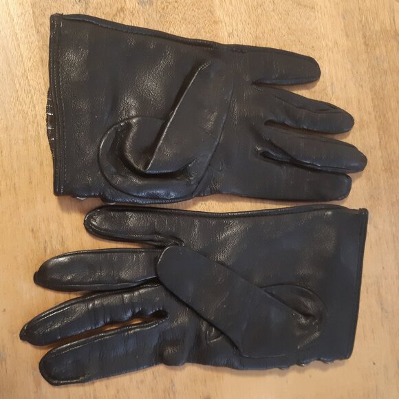 Small Burberry Women's Gloves, Size 6.5 Black with studded Maid in Italy - Picture 11 of 15